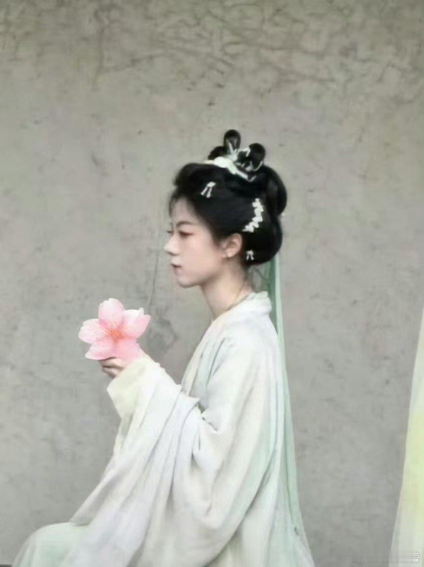 赵今麦一念江南试妆赵今麦一念江南首个路透从试妆路透就能感受到满满的江南气息，赵今