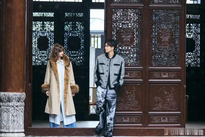 阿诺回应董力变了初入职场金融季董力从以前到现在，外表变了担当却更足，给全职妈妈发