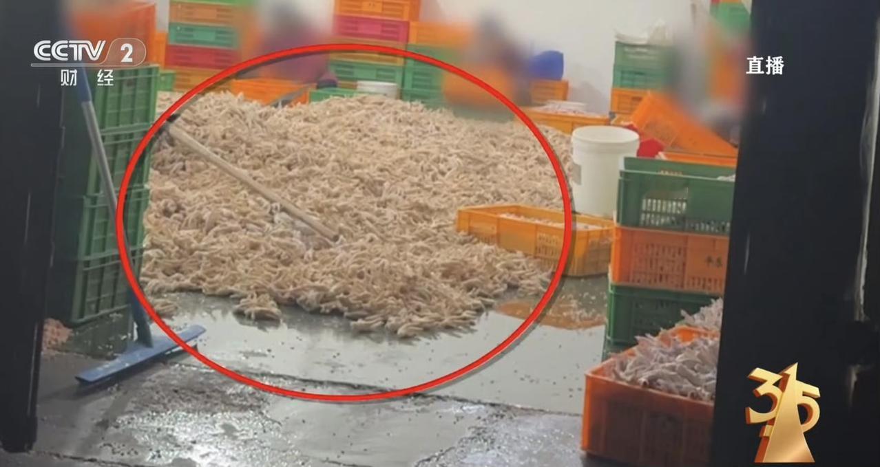 网红鸡爪生产车间令人作呕：涉事商家可能构成犯罪！
 
网红鸡爪生产车间令人作呕！