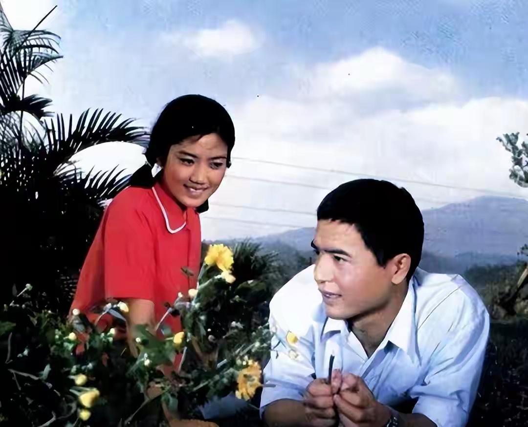 一图眼前现，
熟悉似曾见。
甜蜜事业里，
曾有此片段。