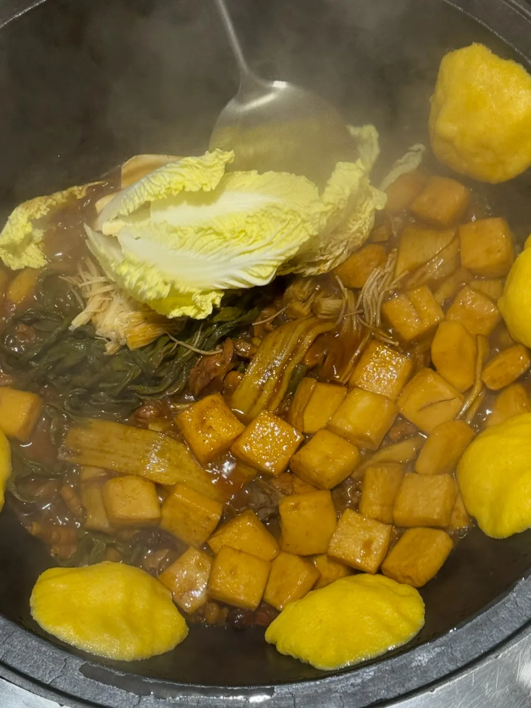 铁锅炖贴玉米饼子，家常烟火味最抚人心