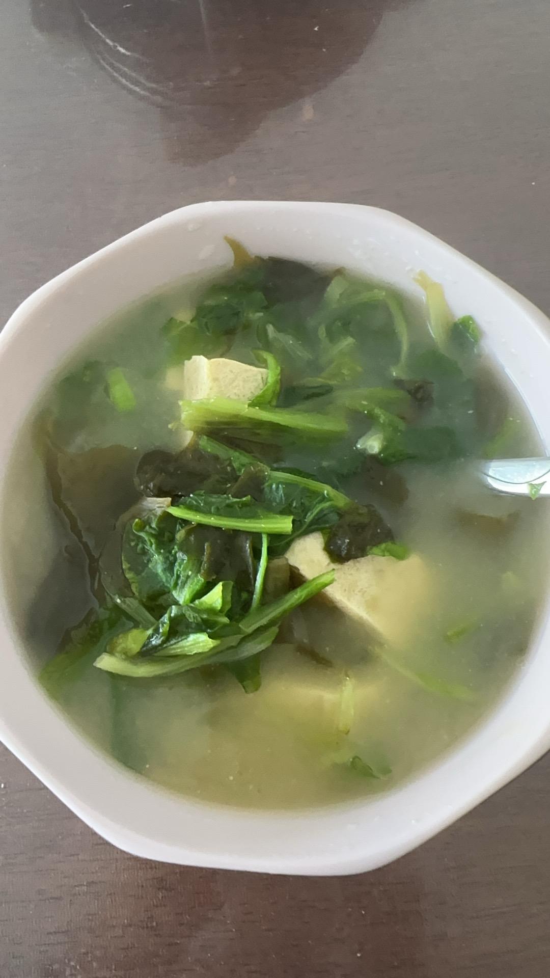 今天开始清淡饮食，先从一碗味增汤开始。
从京东上买的味增汤酱包，开水煮豆腐，再加