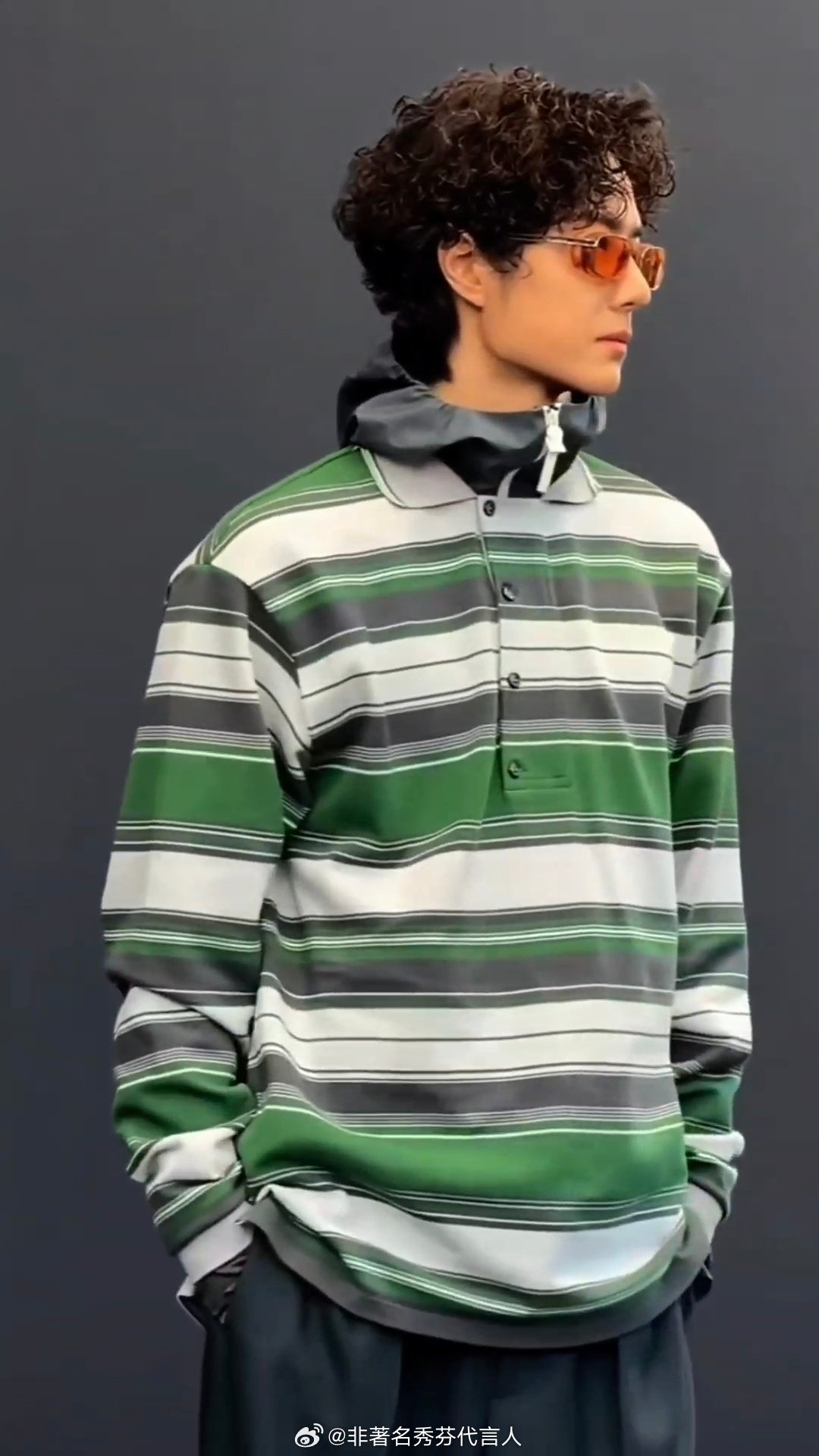 王一博条纹卷毛男孩时尚感拉满的大男孩感！百分百帅气 