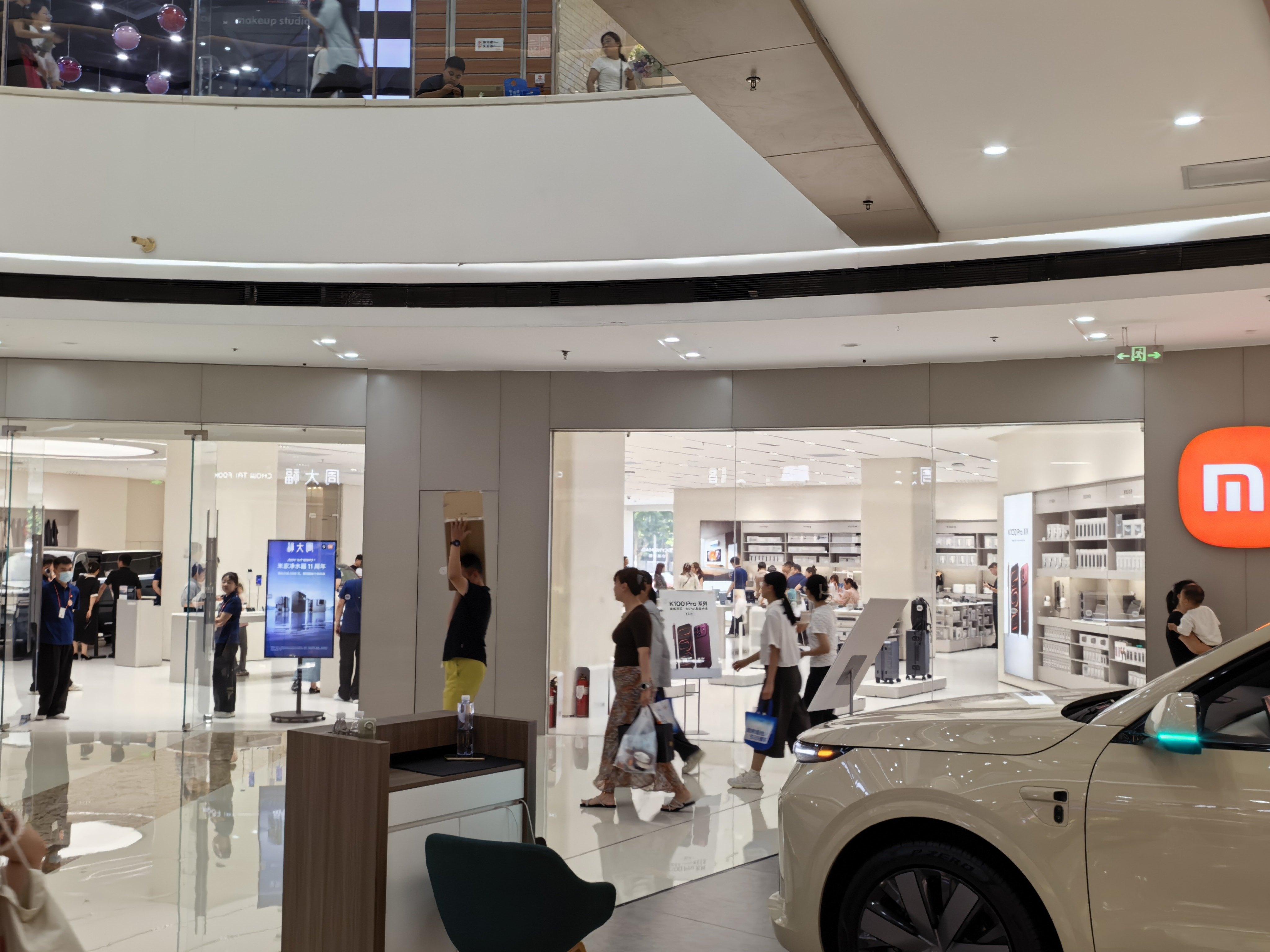 同一时间段商场手机店人流量华子还是猛啊 