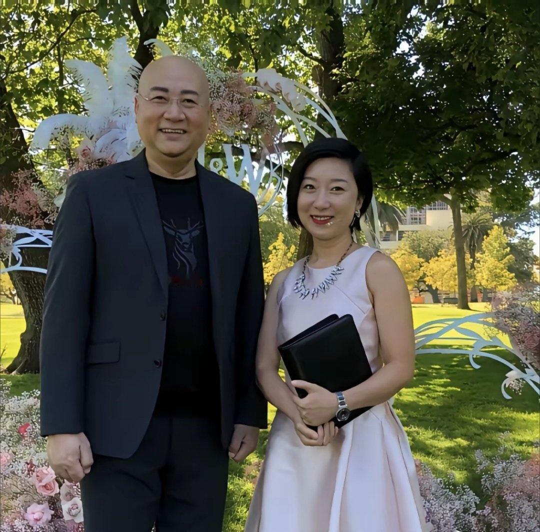 这是陈丽华的孙女儿，也就是陈丽华大儿子赵勇的女儿。


一张婚礼照片在网络流传—