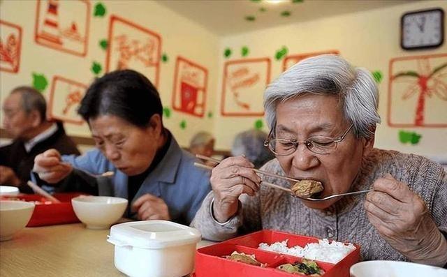 糖尿病患者常常被告知要控制饮食，很多人却忽视了吃饭时的一些关键细节，这些细节可能