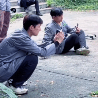 胡歌陈龙到底在拍什么看到胡歌陈龙这俩的姿势真的是让人抓耳挠腮啊，毕竟一脸严肃又各