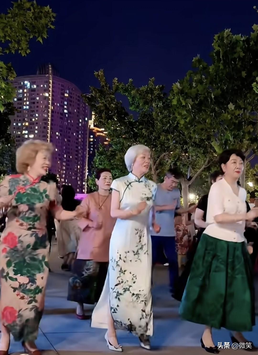 为啥现在这么多
中老年人都爱跳广场舞？
其实真不是闲得慌。

好多人刚从岗位上退