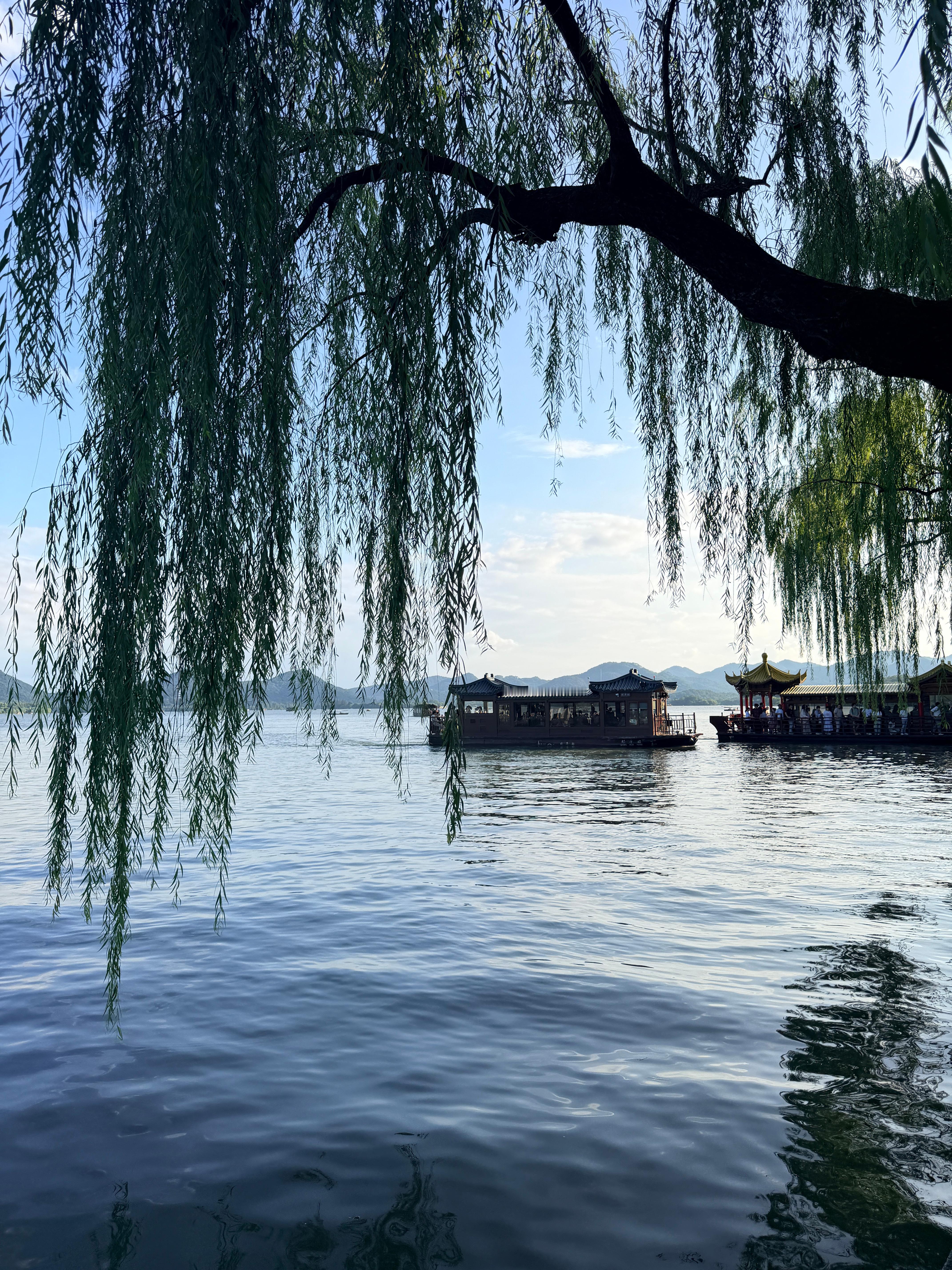 台风天过去后杭州难得的好天气陪陪家人吃吃逛逛好久没来西湖了周末真的是人从众