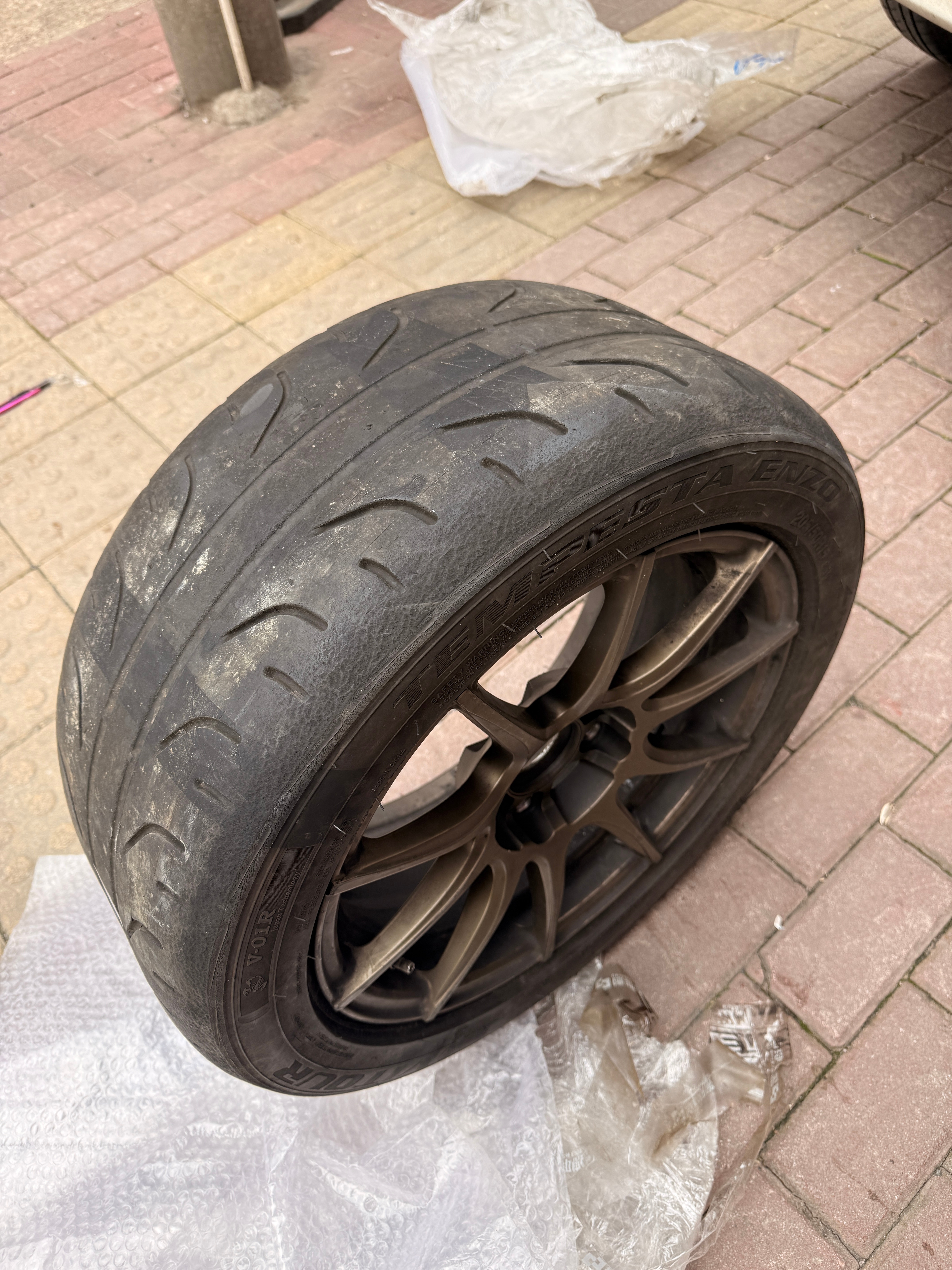 最近给飞度换了套轮毂正好还有套前车主的半热熔胎装上体验了一下优点：支撑强 路感比