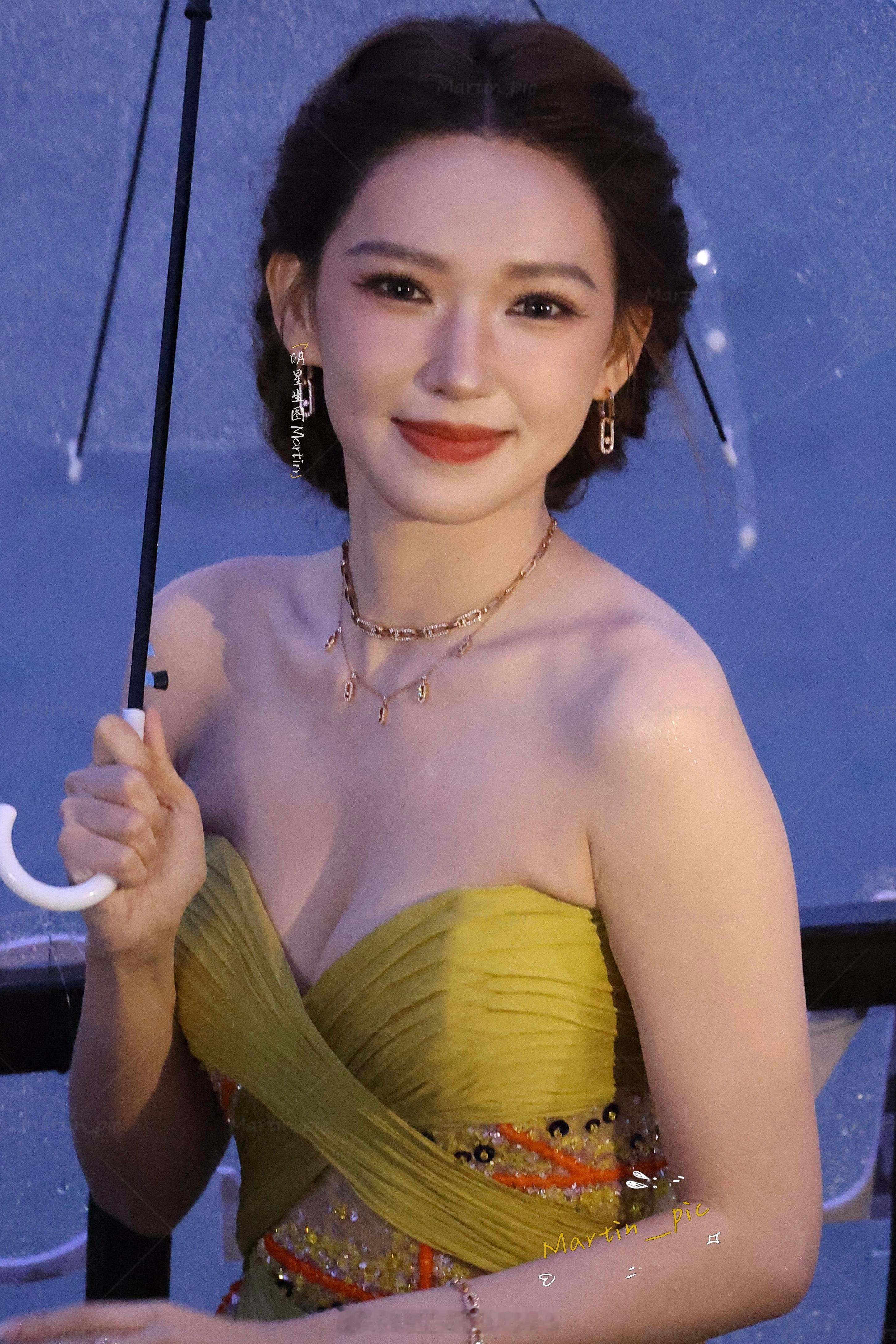 程潇 程潇濮院芭莎盛典生图程潇是真芭比来的！！美得不可方物程潇学妹妹跳广告位舞蹈