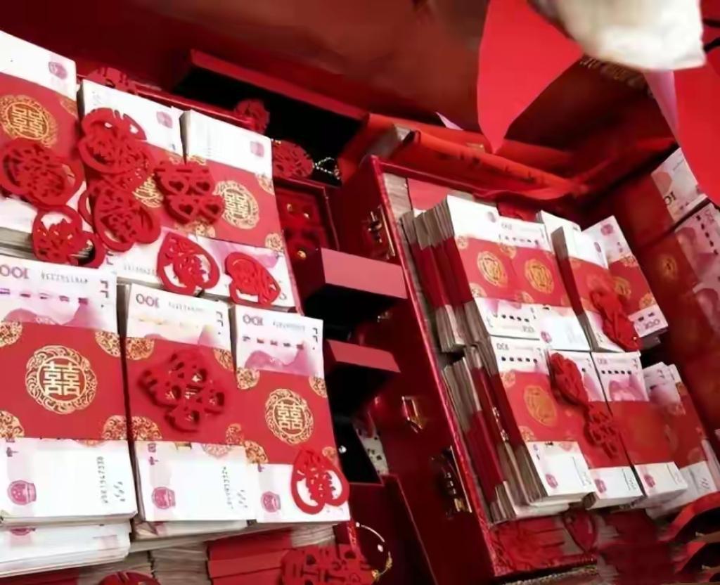 接亲现场突发冲突！18.8万彩礼已转账，新娘家人仍拦车索费
 
近日，河南信阳淮