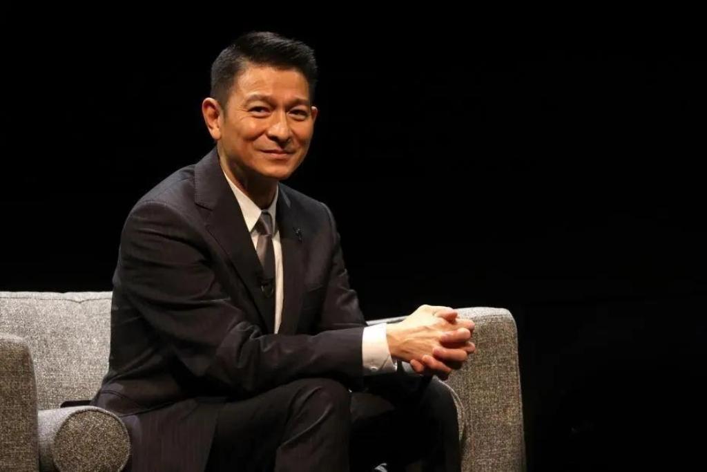 64岁的刘德华，在娱乐圈宛如不老传奇。可如今却成了晚会主办方的“甜蜜难题”，不少