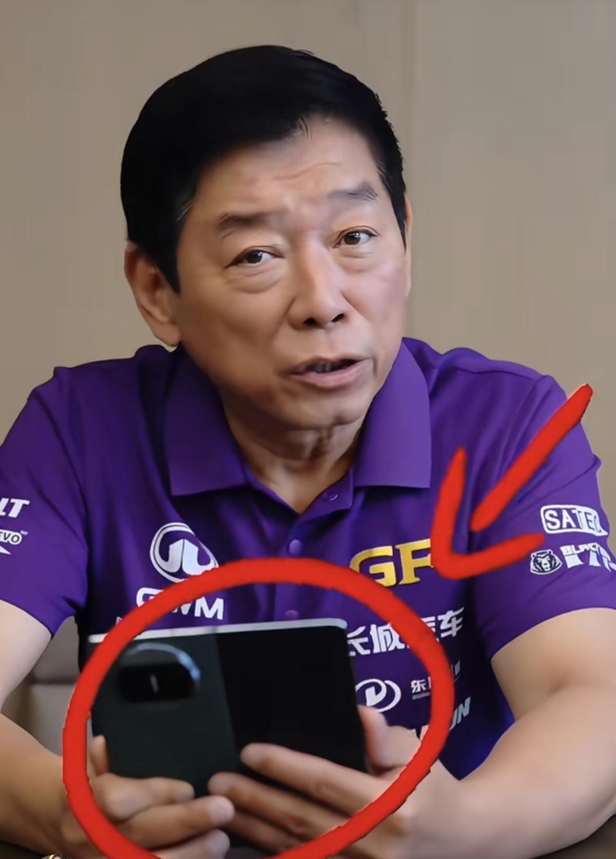 魏建军面向网友录制的自媒体短视频，发现拿着横向大屏折叠手机，是不是华为横向折叠旗