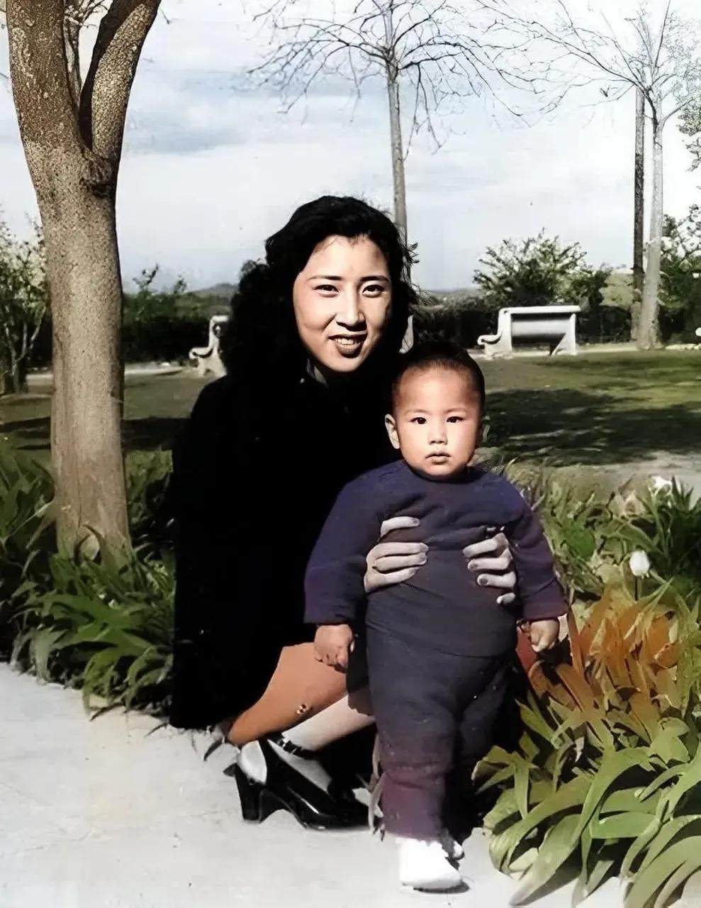 1949年，张灵甫的妻子王玉龄和两岁的儿子张道宇的合影。
王玉龄17岁嫁给张灵甫