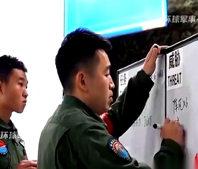 我跟你说个事儿，看到一张图，一块小小的战术板，就写了四个字：
“六架阵风。”
旁