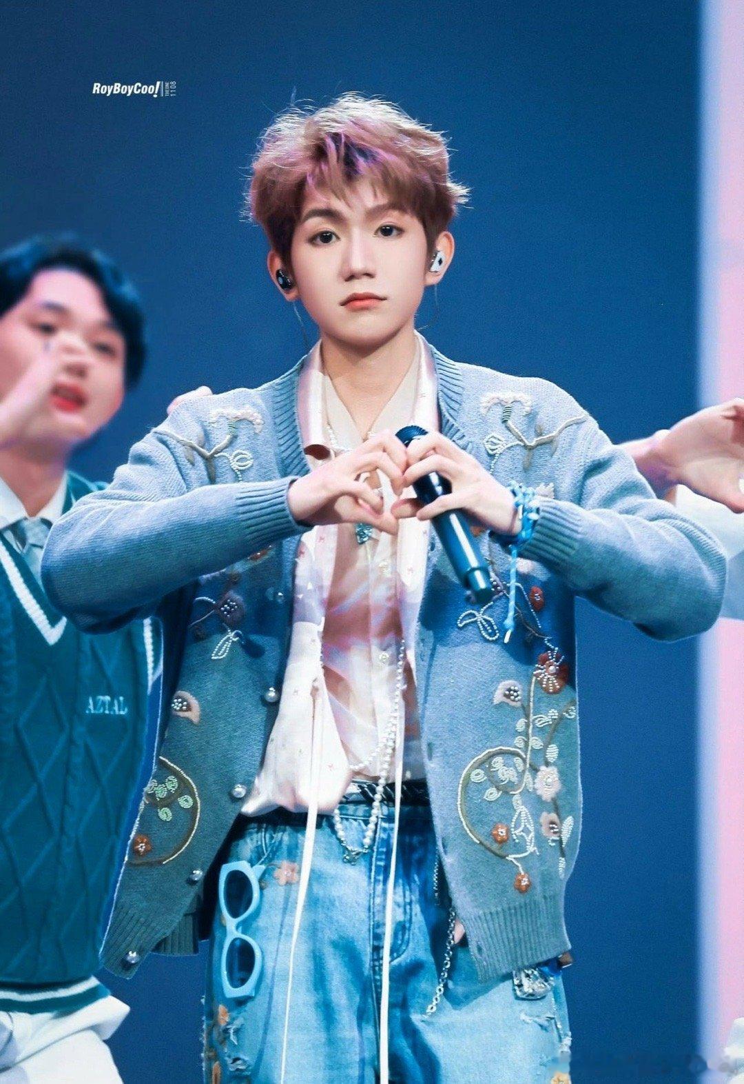 王源初代甜豆祖师爷  客厅狂欢中国澳门收官站《对面的女孩看过来》真的甜到我了，这