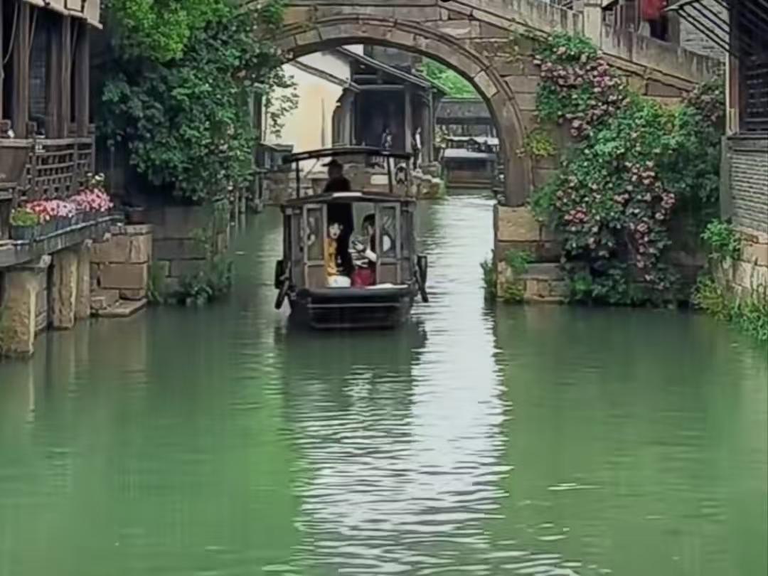 江南烟雨
江南梦又水连天，
河上依稀笑语嫣。
欸乃声中人不见，
别来烟雨许多年。