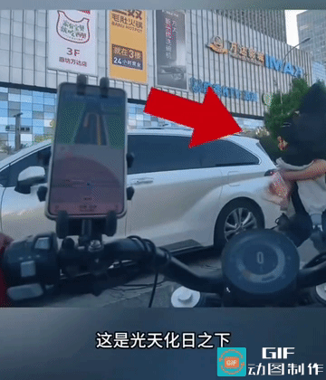 这好似是有红绿灯的斑马线，因为旁边的车子一直在动，不知是不是男子他闯了红灯？
男