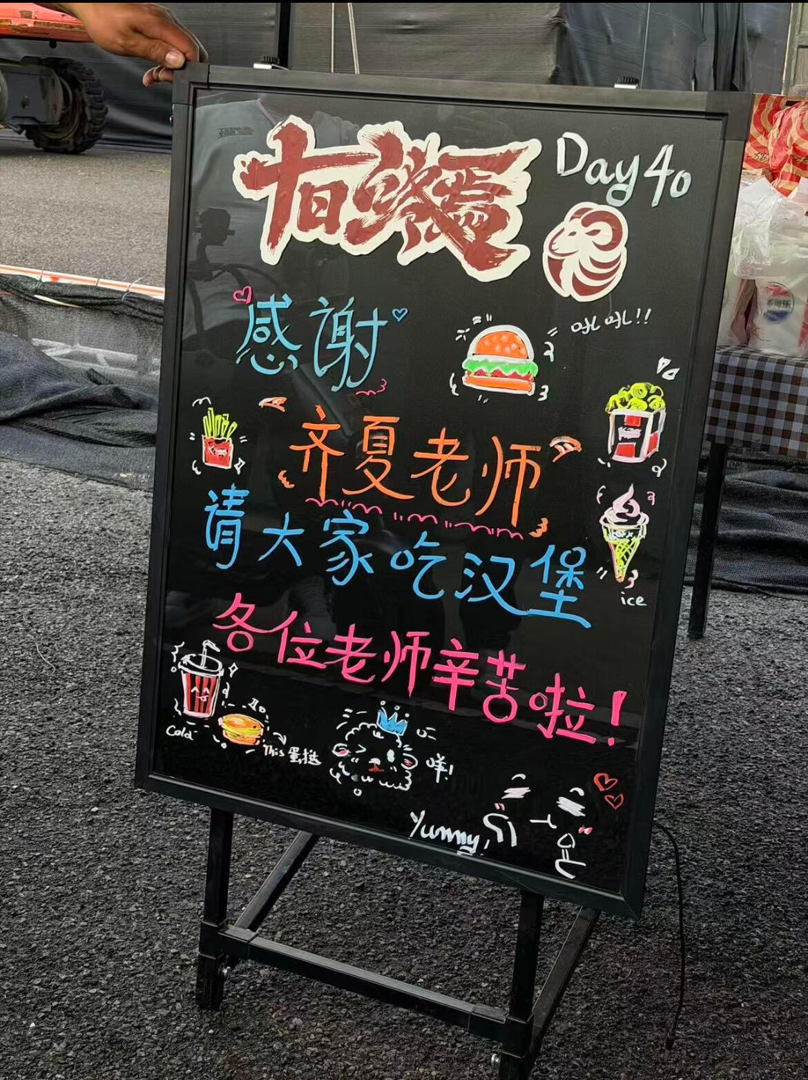肖战得奖回剧组第一件事是请客肖战回剧组请客了，真的好大方肖战拿奖回剧组第一件事是