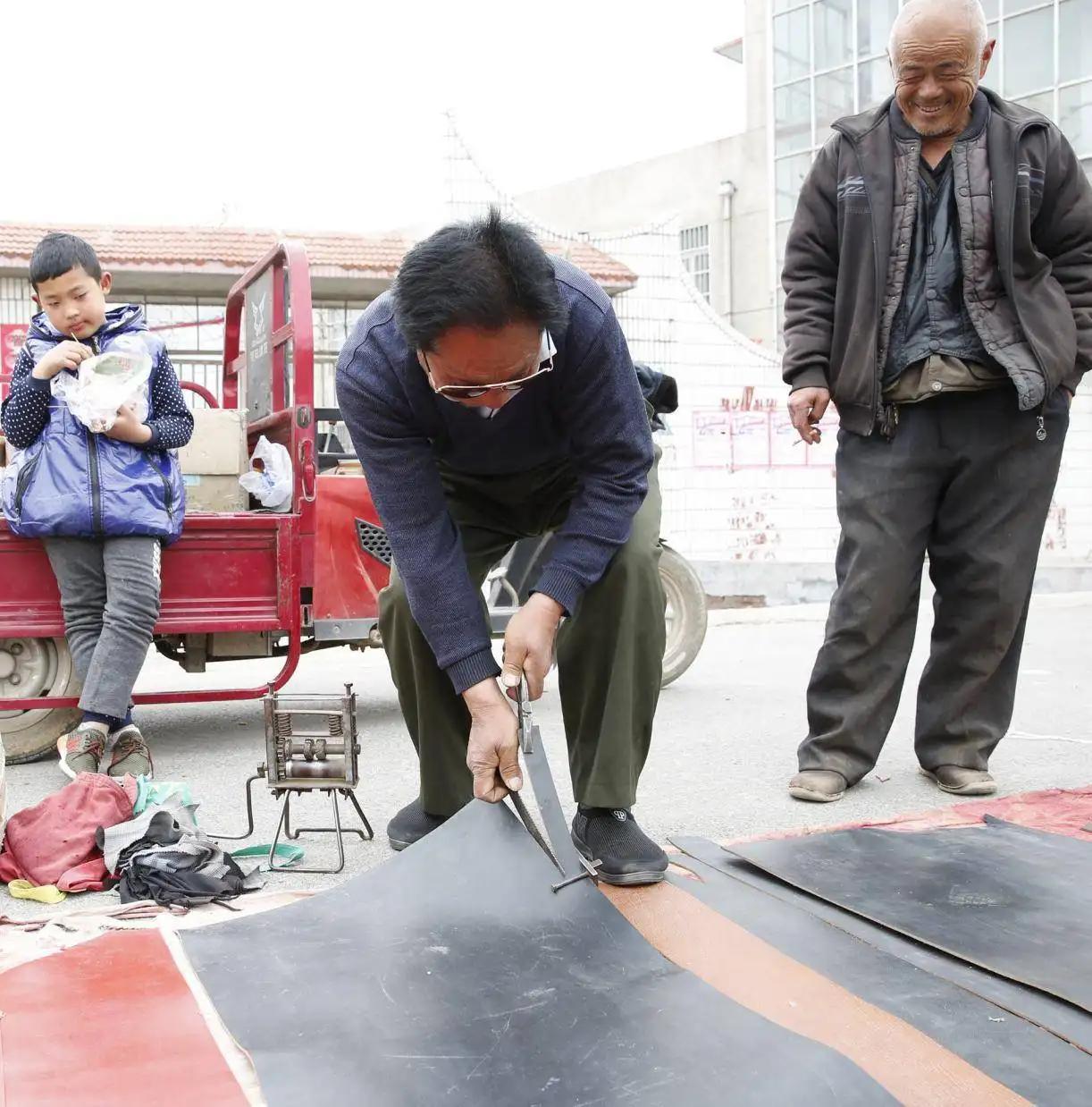 农村集市的现割“牛皮带”，才20元一根是真的吗？为何很多人买？
现在大商场里的牛