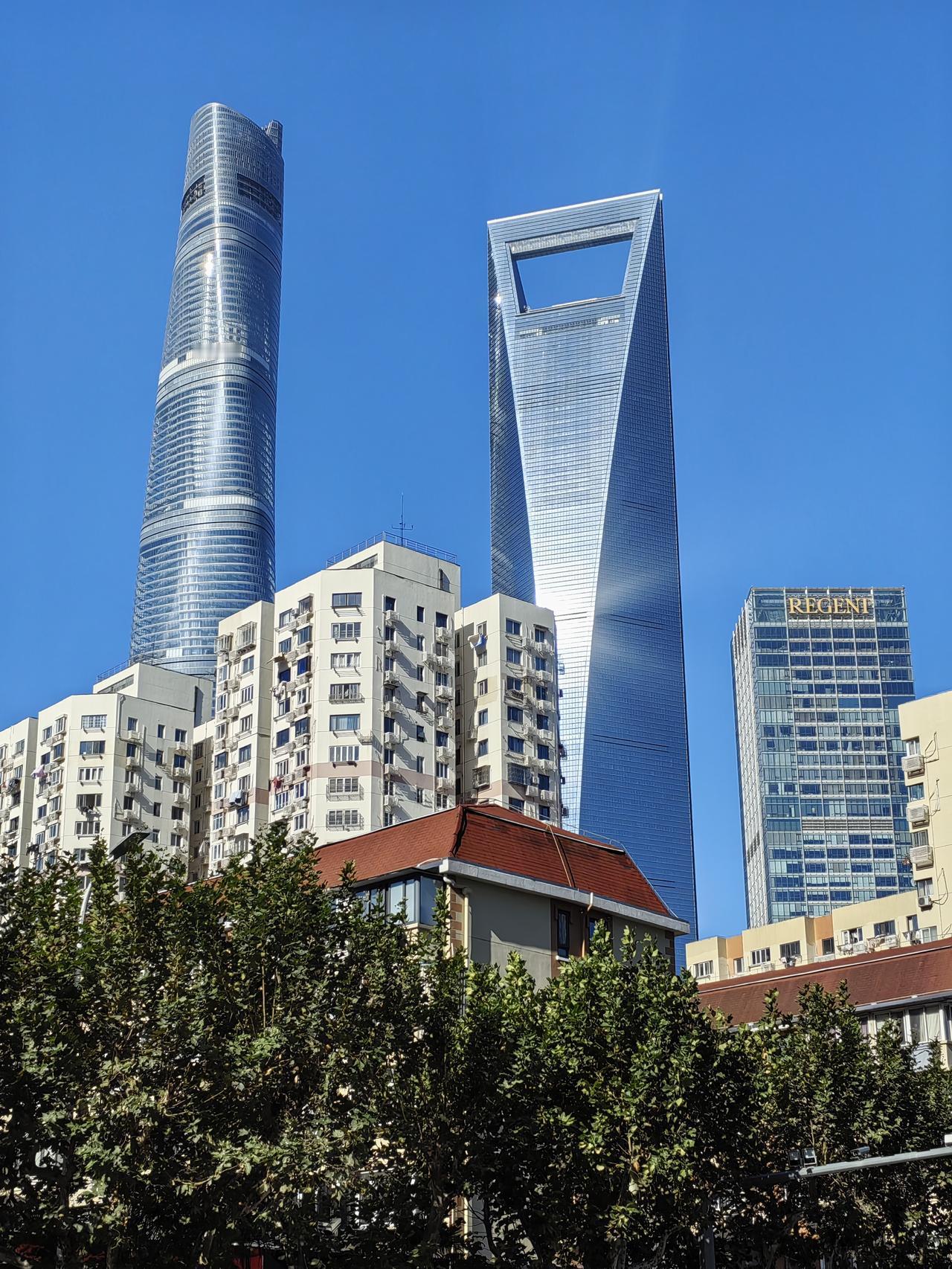 从大墙背后看高楼大厦