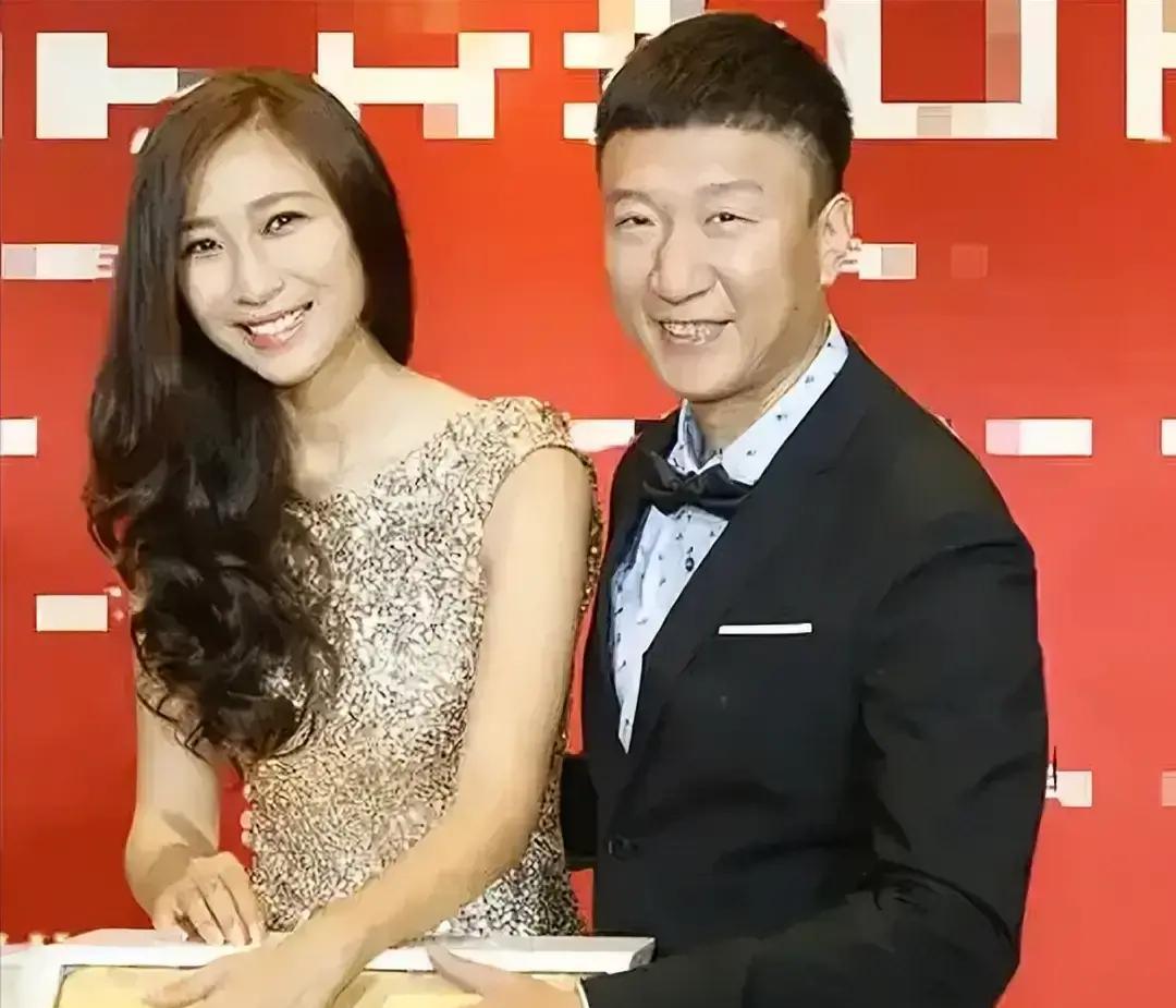 孙红雷2002年秋天跟丁嘉丽分手，干脆利落，一句想一个人闯就转身走。

那时丁嘉