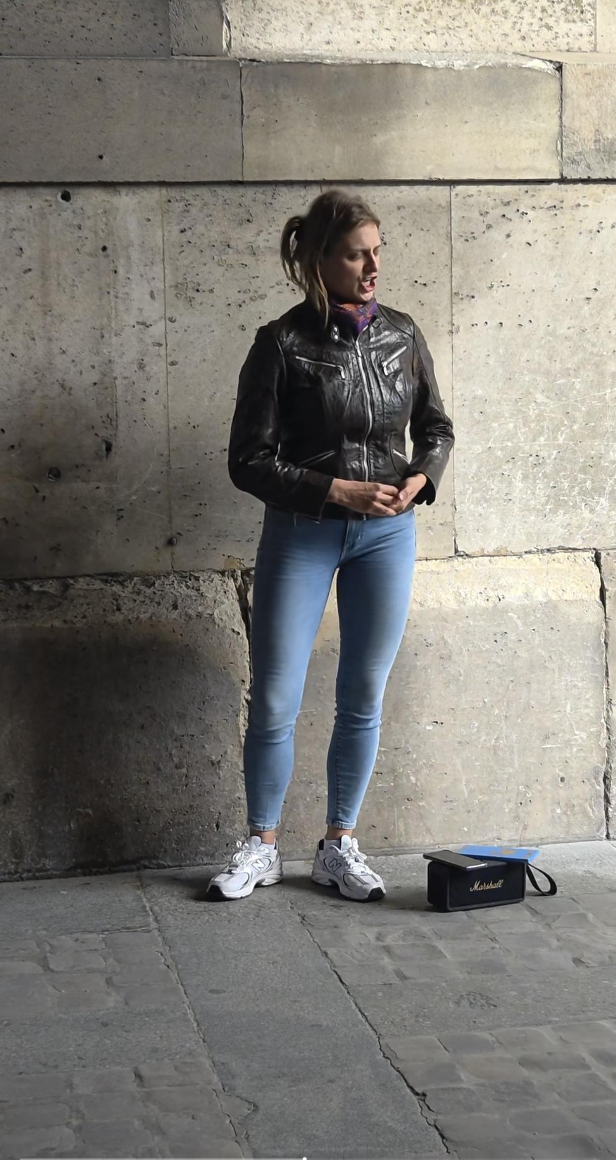 法国，一位不知名的女士，在人来人往的过道上抒情演唱，是某个歌剧片断，花腔女高音，