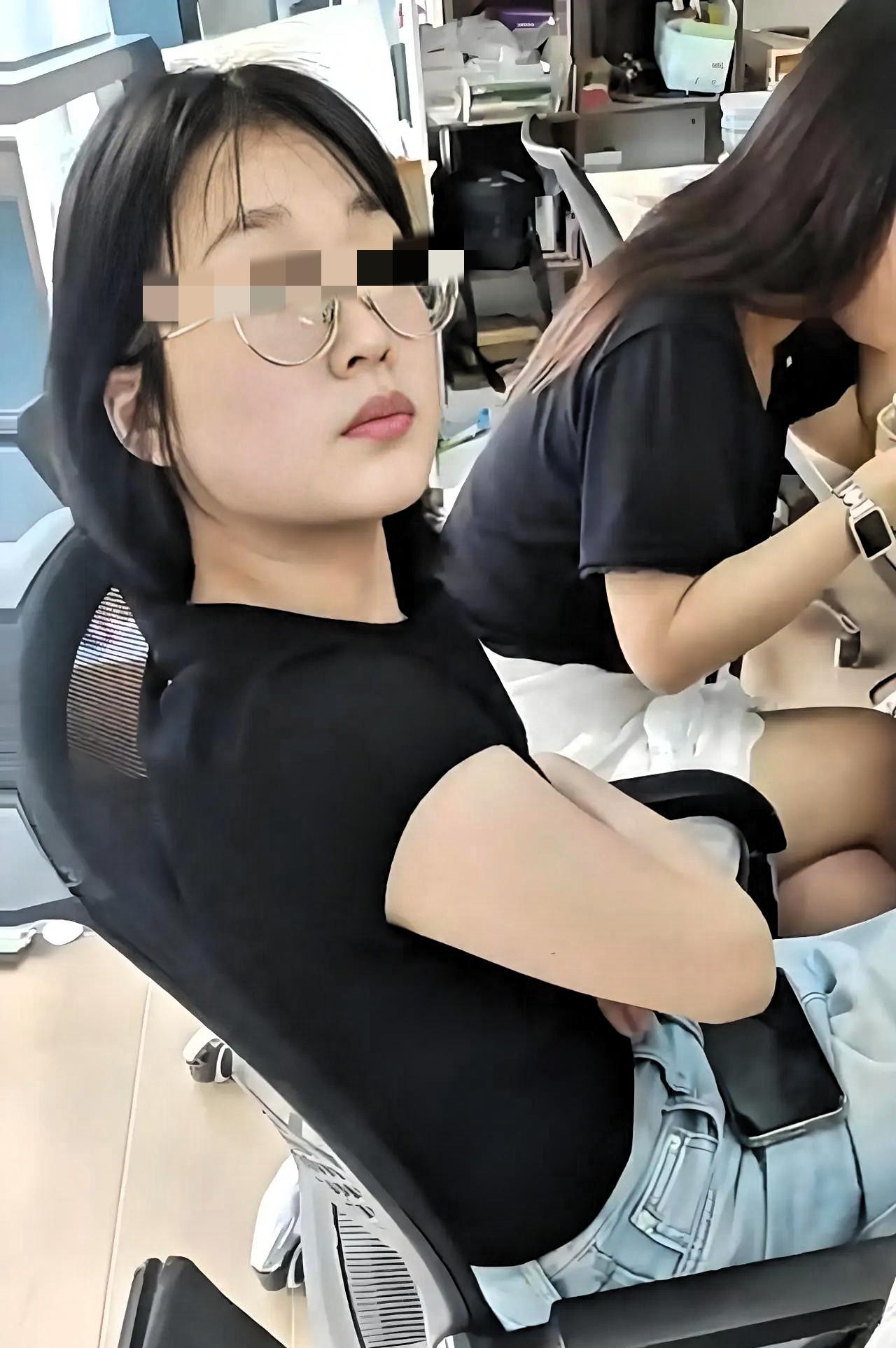 一张人畜无害的脸，
干出的事却让人脊背发凉。
就因为外卖员先给别人送了餐，这姑娘