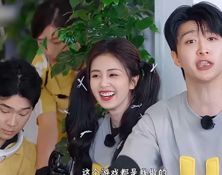 一看就知道白鹿的牙是天然的 ​​​