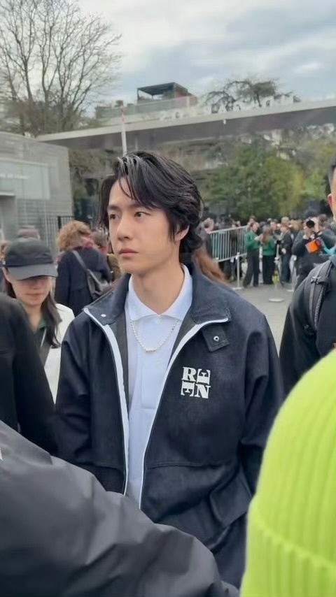 王一博巴黎时装周秀场生图状态[并不简单]王一博假发王一博奥斯卡影帝AdrienB