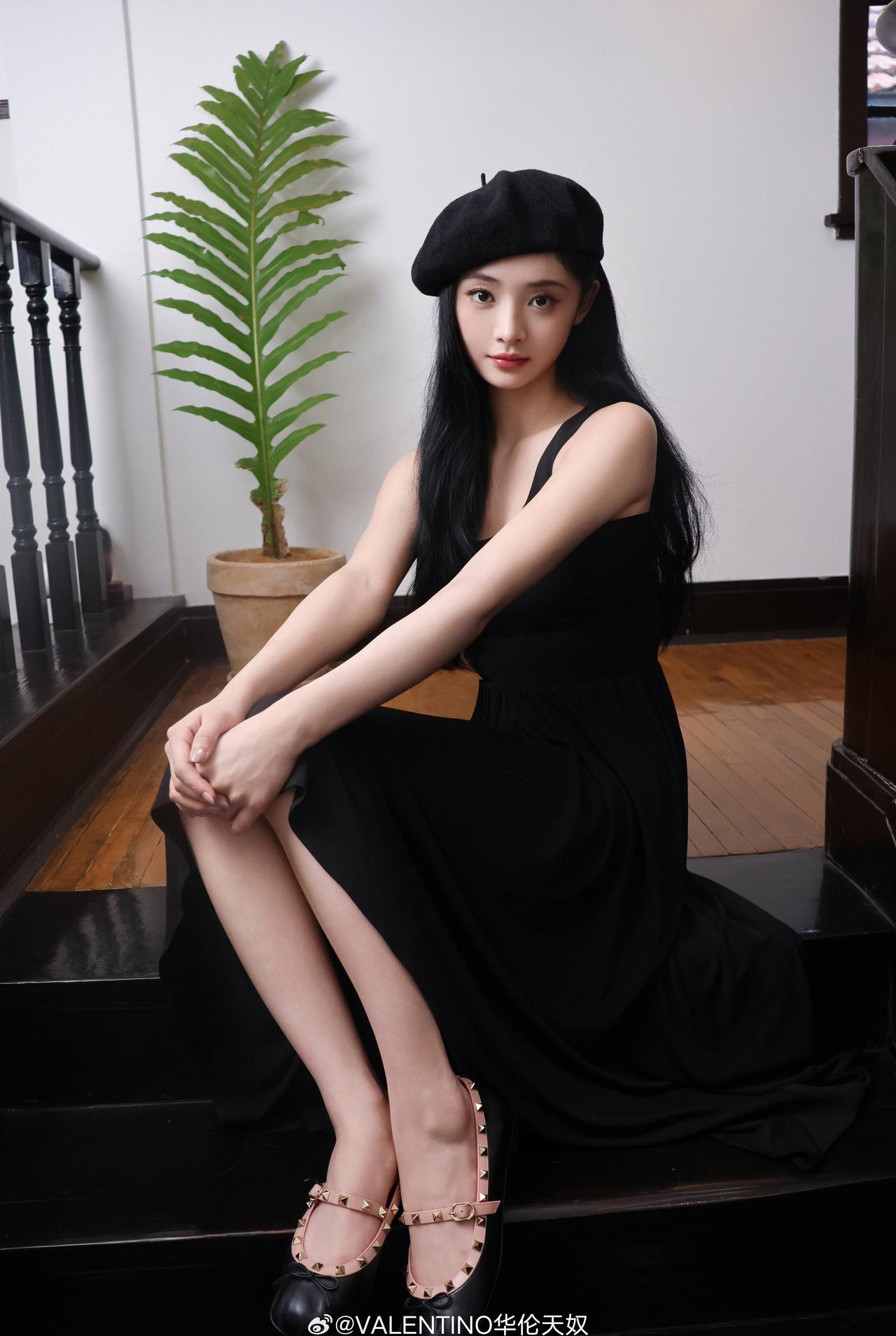 @周洁琼JIE 演绎Rockstud玛丽珍芭蕾舞鞋，铆钉元素闪亮点缀夏日造型，散
