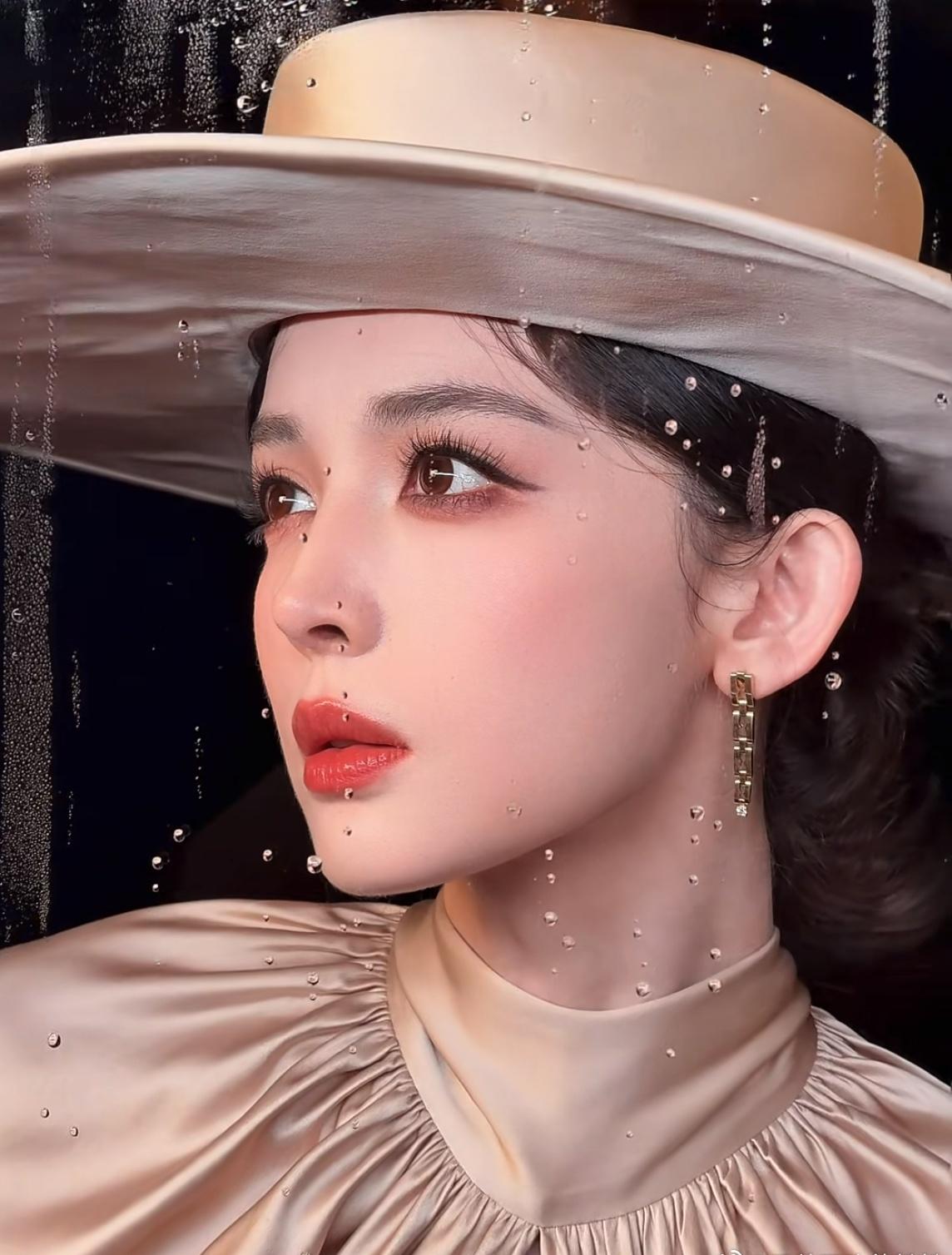 谁还没被娜扎这套造型美到！💃鎏金长裙+礼帽直接把“贵气感”拉满。 ​​​