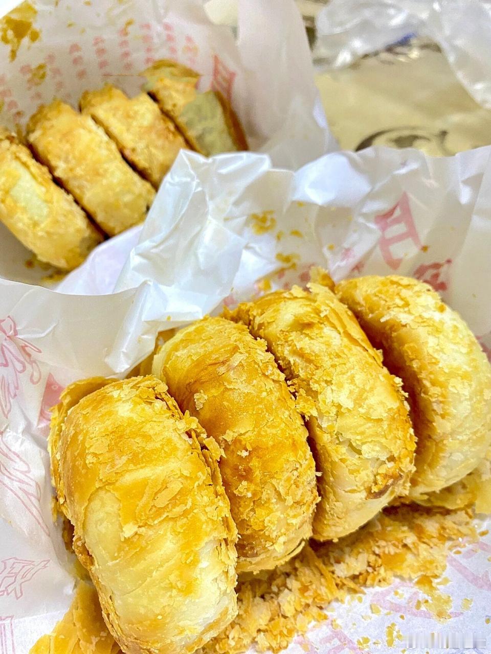 五仁月饼要竖起来对半切才好吃以前一直切错月饼！五仁月饼竖起来对半分割，平衡饼皮和