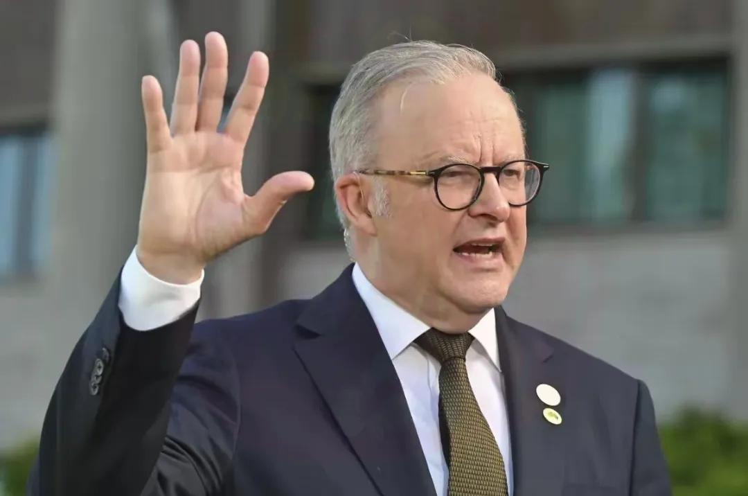 
这澳大利亚的吃相，真是越来越难看了。

   先是达尔文港那档子事儿闹得沸沸