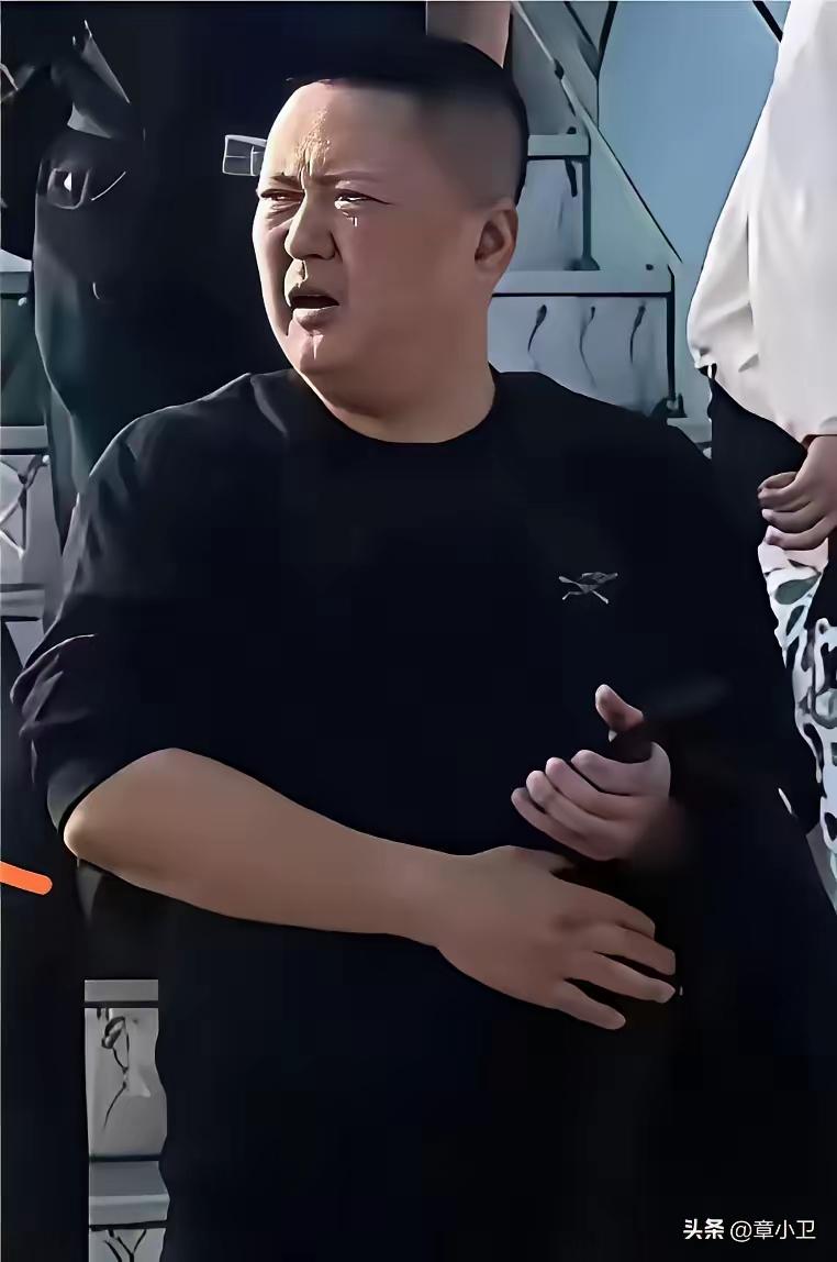 此人绝非善茬，满脸横肉透着凶气，活脱脱一副黑社会做派！才会对着一个手无缚鸡之力的