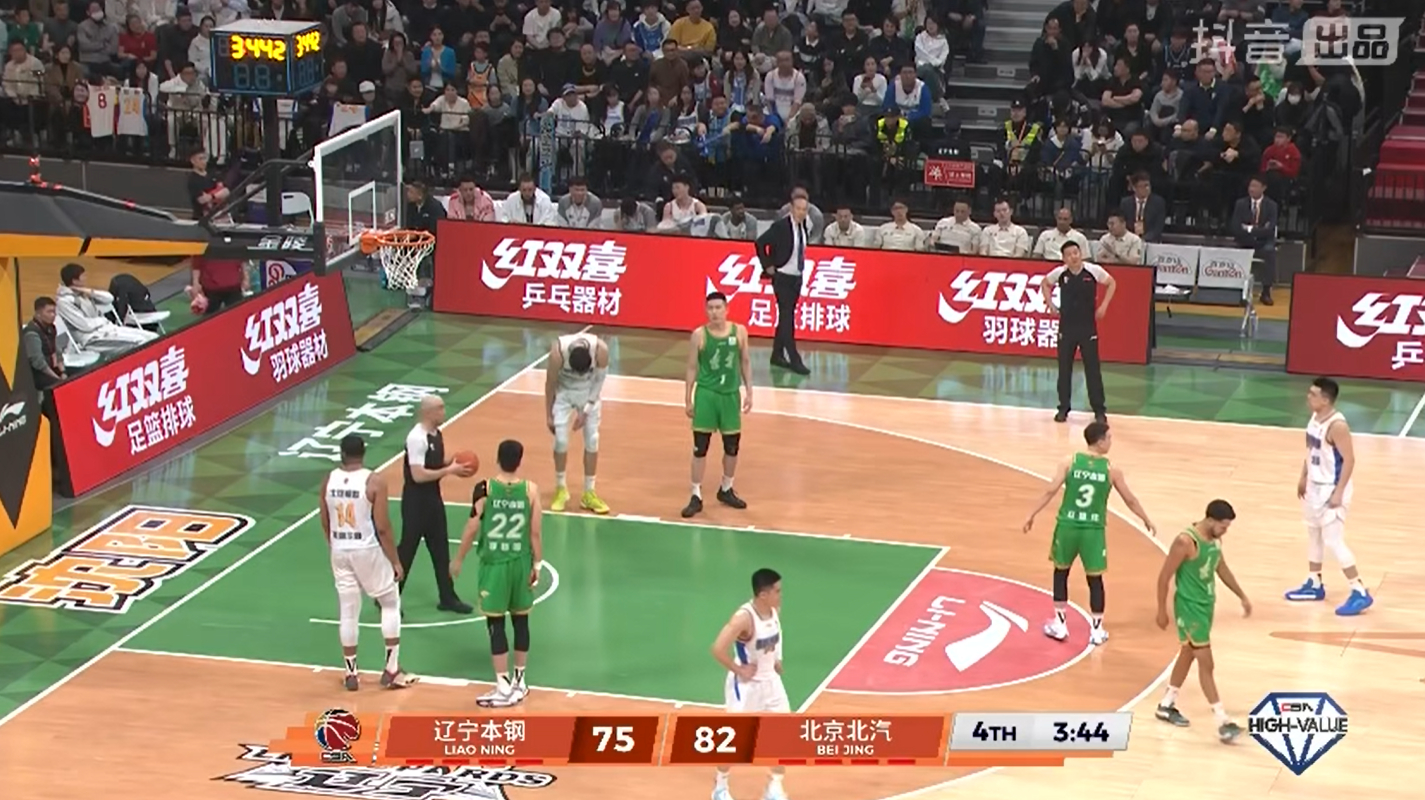 辽宁队感觉有点扛不住了。不过这场球他们尽力了，前三节打得相当好了，阵地战执行力，