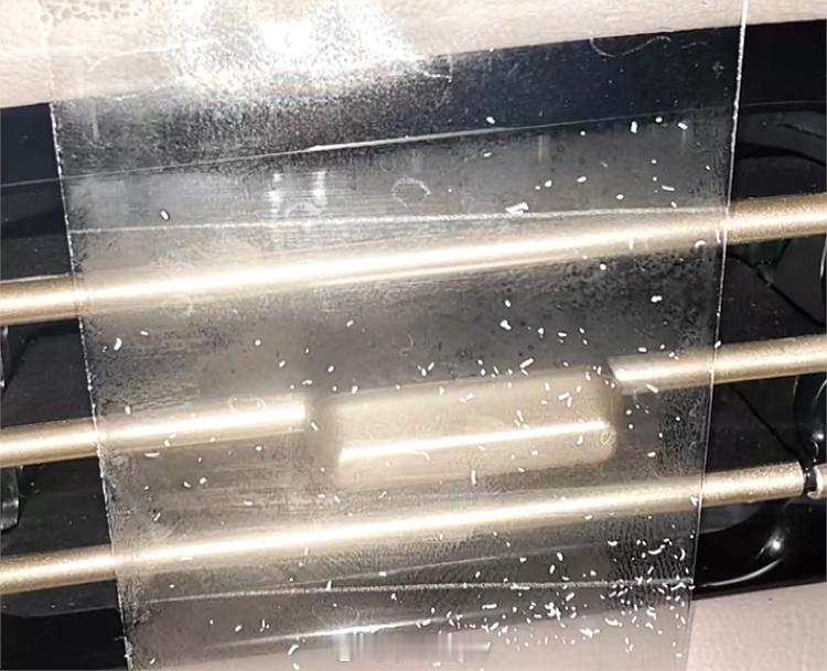 上汽一位智己车主新车刚买来，就发现空调口竟然不断喷出白色粉末，车主不得不戴口罩开