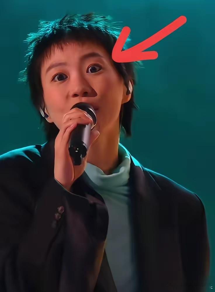 谁能想到，昨晚《歌手2026》总决赛，全场最绝的竟是窦靖童的狂放瞪眼和欧阳娜娜的