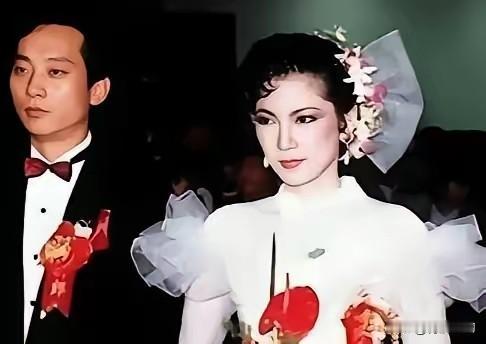 1985年，叛逃至台湾的飞行员萧天润娶了台湾美女主播张德芬，并获得了3000两黄