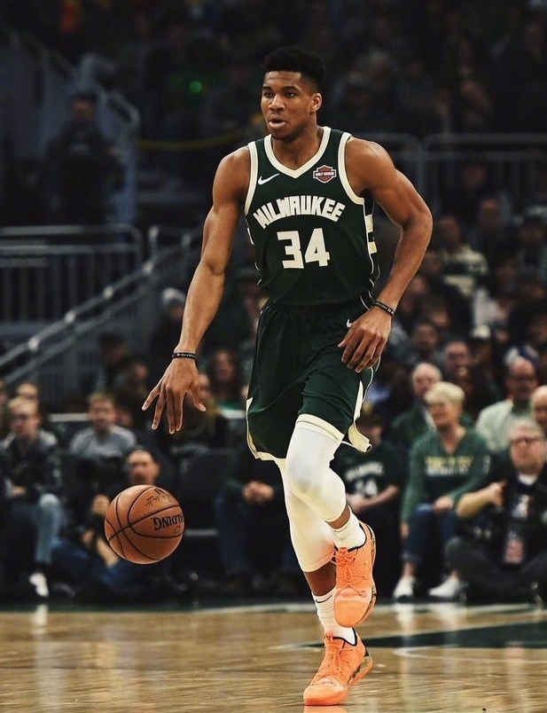 #字母哥顶薪续约雄鹿3年##NBA你我皆主角# 名记Woj消息，字母哥已经与雄鹿