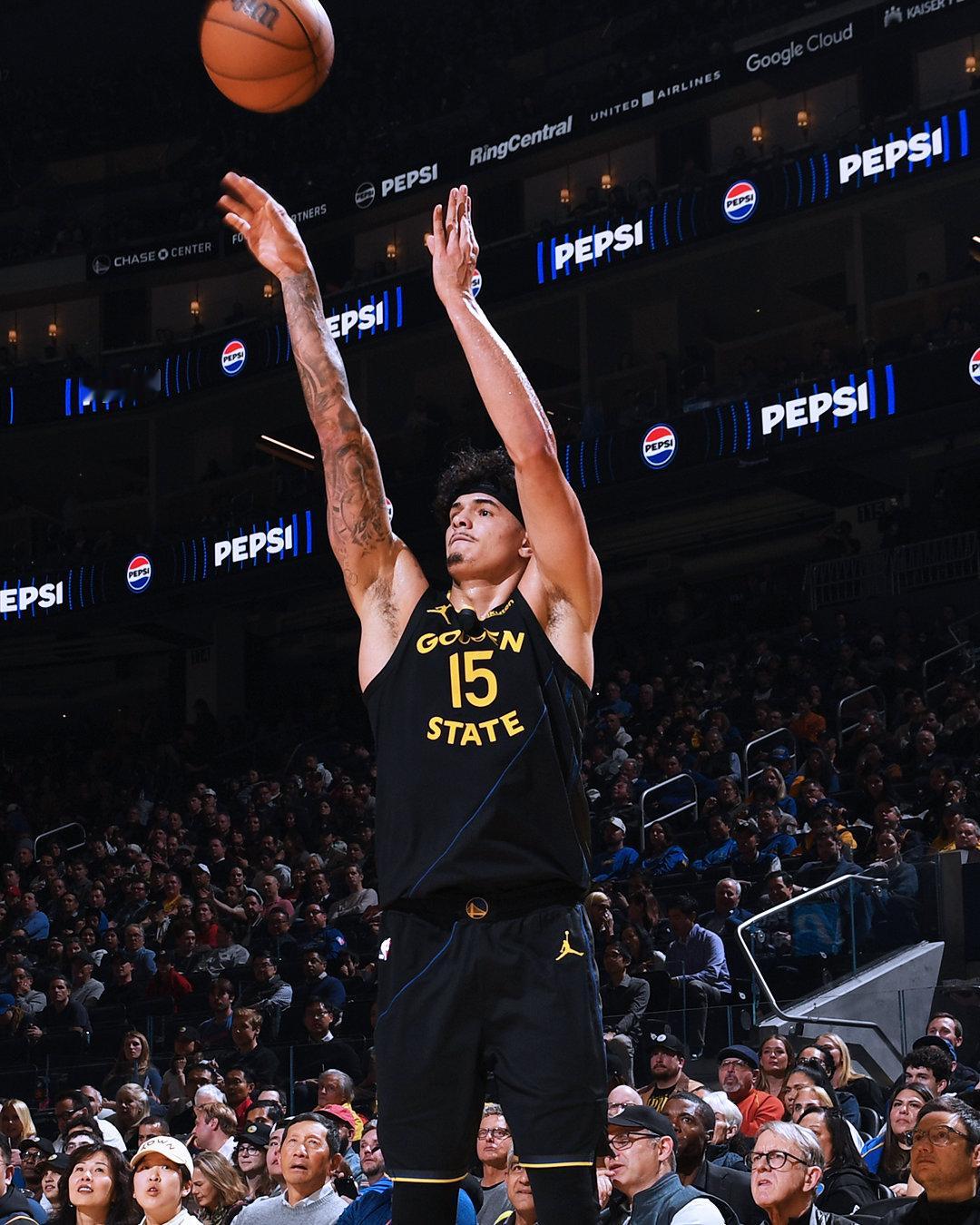 桑托斯13分，3助攻，2篮板，2抢断，2盖帽。76人vs勇士