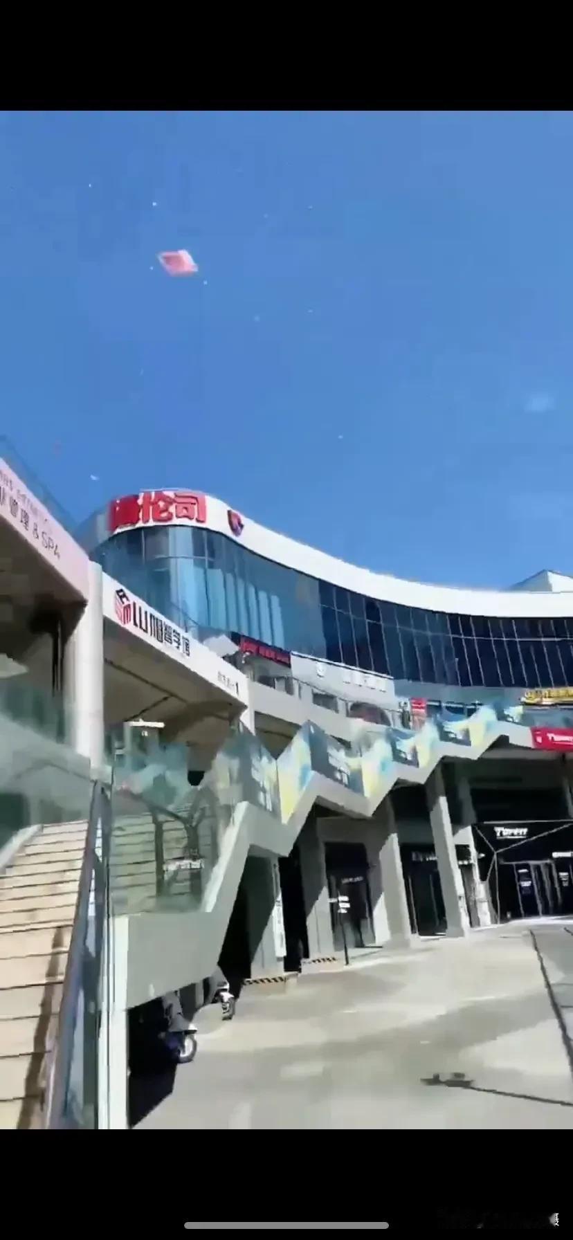  什么情况？有人在沧州黄骅这里撒钱？！根据网络视频平台多位网友发布的视频显示，疑