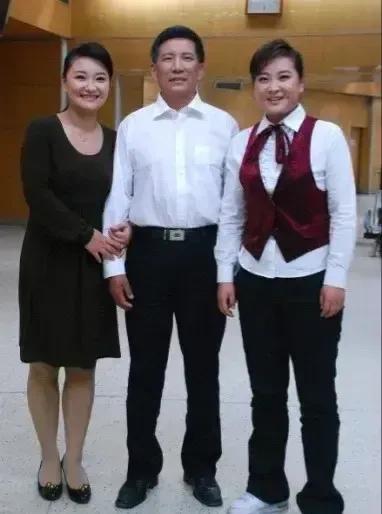 怪不得贾玲那么漂亮了，原来她有个英俊帅气的老爸，