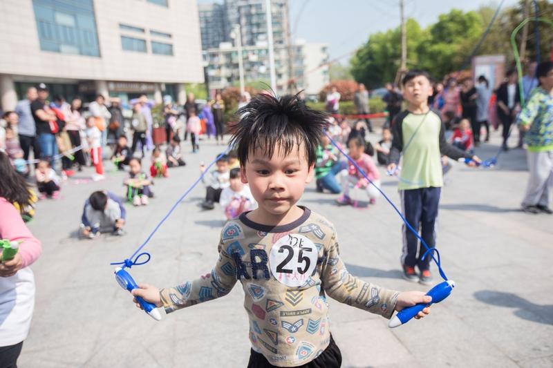 冬日锻炼正当时，我今天晨跑加跳绳，完成今日运动打卡！
晨跑的时候，冷空气灌进鼻腔