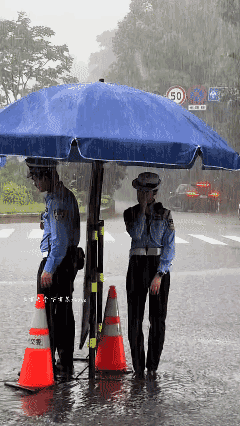 大雨中仍在站岗执勤的美女警官👍