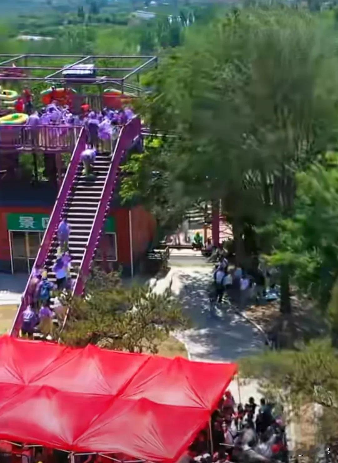 欢乐时光，滑梯上飞驰的快乐！🎡💨恬静雅致的公园是否令你心情放松?