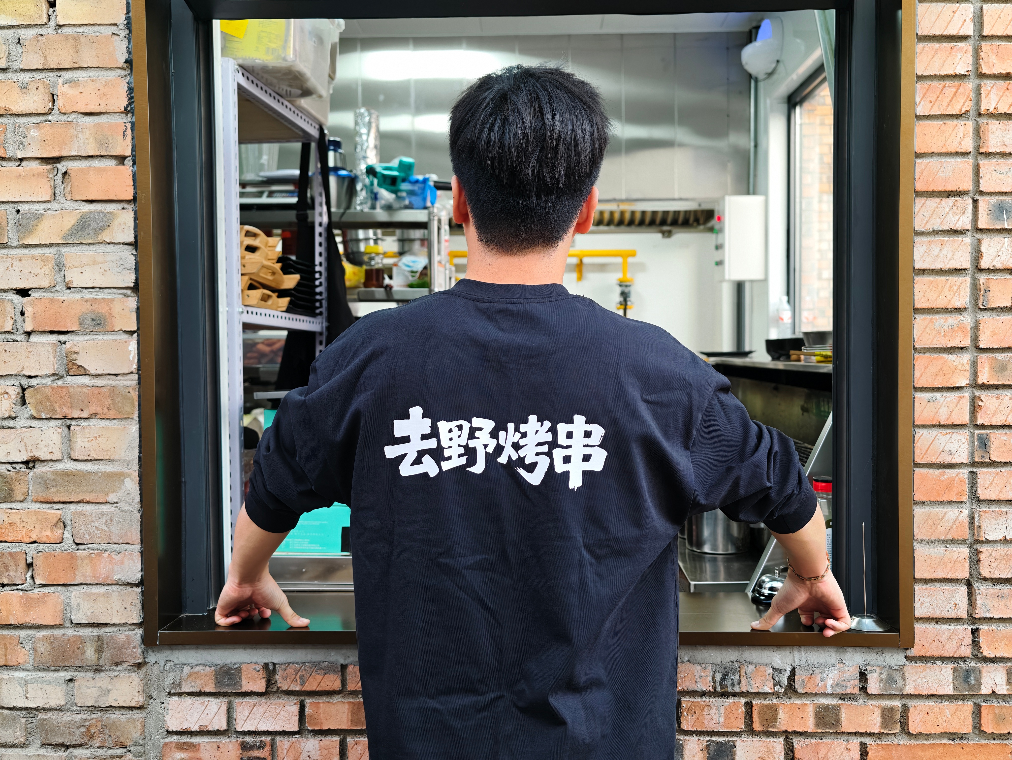 兄弟们，开餐了今晚去野烤串 店长，明晚我也在哦来的朋友如果是小郭粉丝的话可以品尝