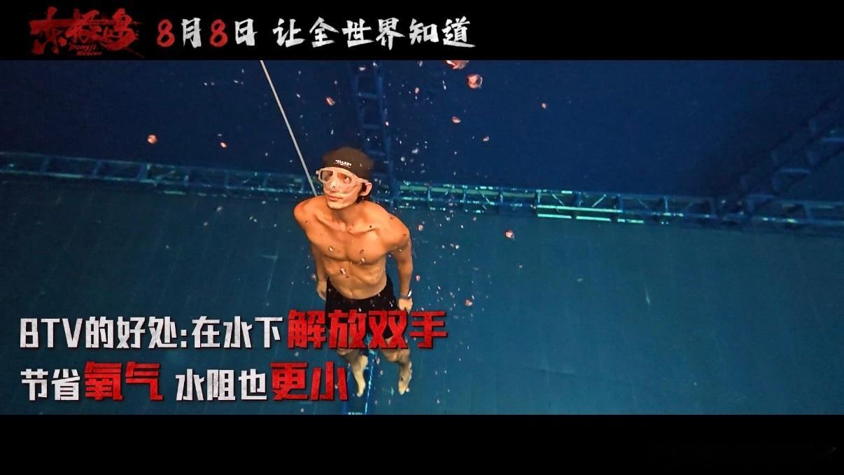 东极岛最炫渔民风朱一龙的粗布褂子磨出了毛边，古铜色肩膀扛着渔网，肌肉线条藏不住野