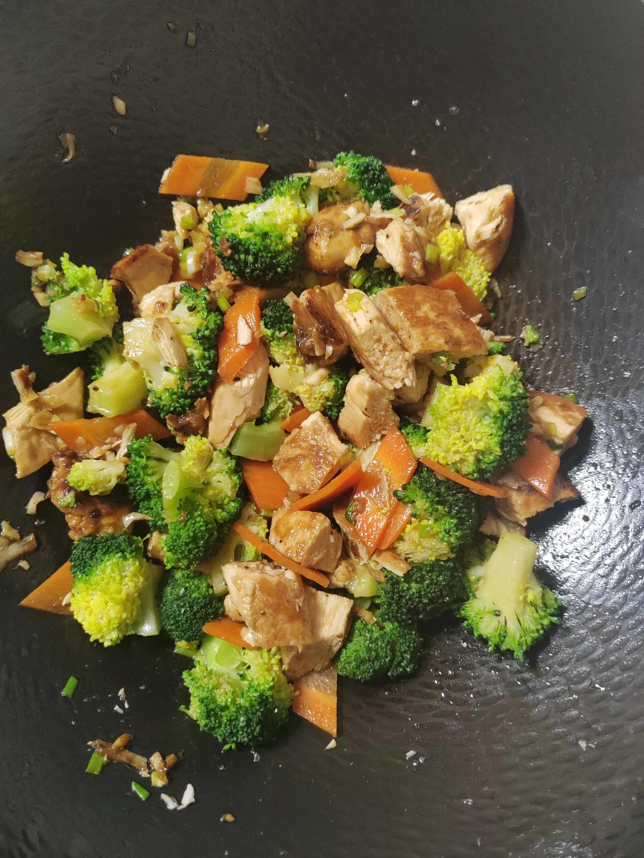超简单！香嫩煎鸡胸拌翠绿西兰花，减脂期也能大口吃
 
打工减脂人每天愁吃啥？试试
